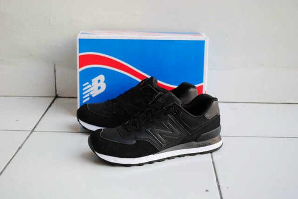 goodshoessss's tweet photo. NB ML574K. 42.5. Price chat me. @kickSolution @solessolution @stepshigh @SneakickSS http://t.co/45soBLYsiE