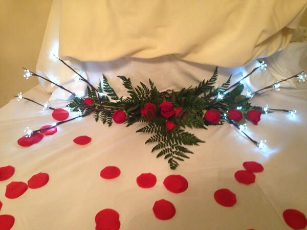 KlamarSignature's tweet photo. KLS Lighted Rose Table Runner http://t.co/sRFnM2Wz3S