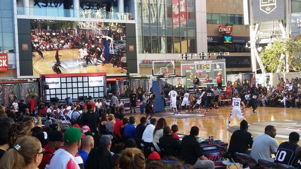 connector777's tweet photo. Watching streetball basketball final.  Really cool, pumping music.  Awesome slam dunks!

http://t.co/TVL6wb6aOq http://t.co/OgnjzCCKEN