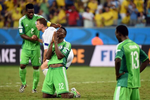 XHespanol's tweet photo. #Brasil2014 #ImagenDelDíaXinhua Jugadores de Nigeria festejan tras partido #NIGBOS en Cuiabá (Xinhua/Liu Dawei) http://t.co/qpTW5vHJIZ