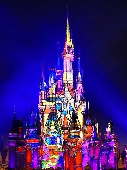 DParksFireworks's tweet photo. If you replace the Cinderella Castle with the castle at Disneyland Paris.....what do you think? http://t.co/prM0muMEfS