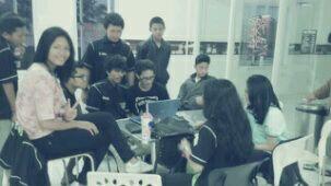 Iniii kegiatan anak Finest kalo sebelum mulai rapat haha😃♥