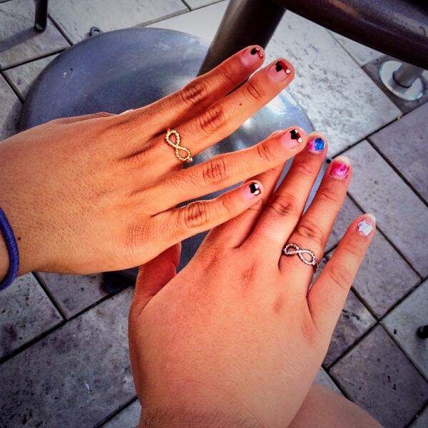 _cinnabon's tweet image. It's real &amp;amp; official 😂👌👯💗 #bestfriends #friendshiprings #infinities