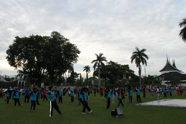 _ER2014's tweet photo. 4. Fun Bike Berhadiah se kota Padang 
(senam bersama) http://t.co/KlTmzl5Y9t