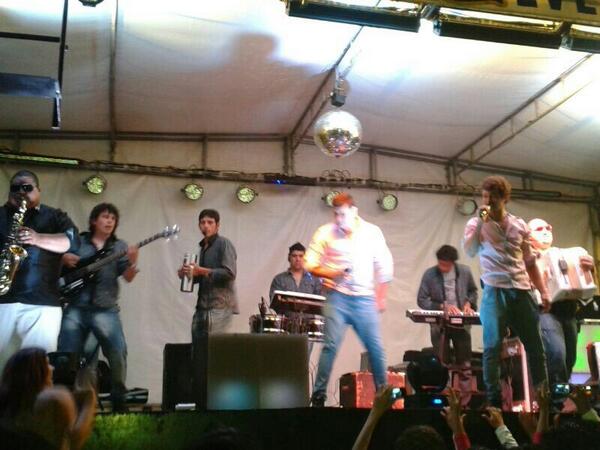 Cyndi_8's tweet photo. ♥♥Los mejores si seeñoor♥♥@maxi_8corazones @josema_8c @miguel_bajo @juancha_87 @mohamedensen @MORecordspy BAILE BAILE http://t.co/0x2pbRGWVM