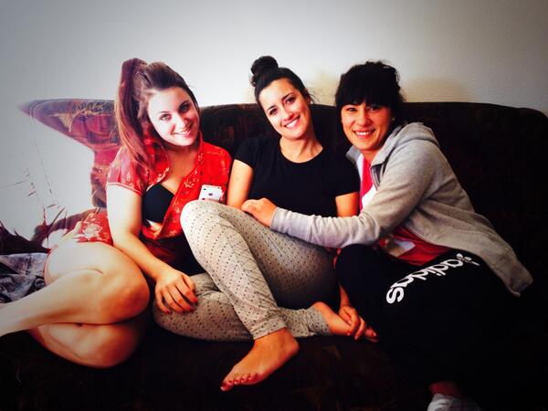 julydza's tweet photo. Despues de una noche de currelo toca relax con mis gordas @arazu90 @marilynroee http://t.co/uHMDSHE3ma