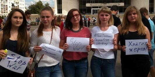 EkatKulikov's tweet photo. Девушки молодцы! #SaveDonbasPeopleFromUkrArmy http://t.co/KBE3B6EAKU