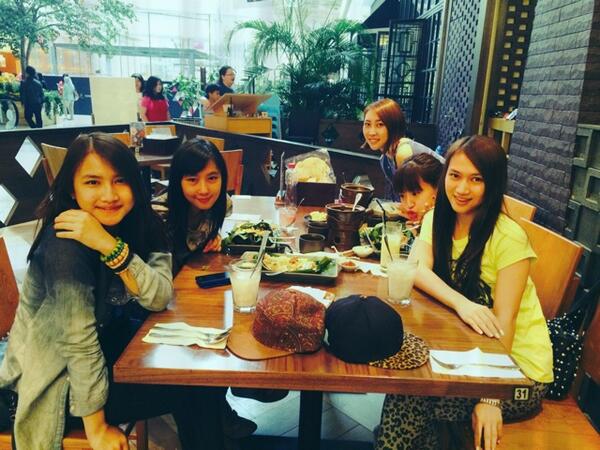 MelodyLaksani's tweet image. Late lunch! @frieskaJKT48 @dhikeJKT48 @HarukaN_JKT48 @RChikanoJKT48