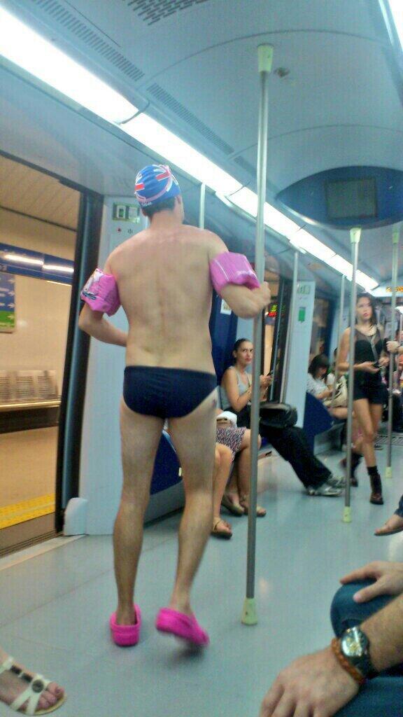 Boby_Lendi's tweet photo. Ya es verano en el Metro de Madrid. http://t.co/5a9FDm7tYE