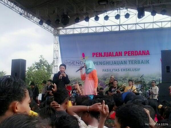Duet maut antara  <a href="/Febro_DAcademy/">Febro</a>  dengan  <a href="/FidaDAcademy/">Fida D'Academy </a>  hny di Soft Launching The Visenda Residence