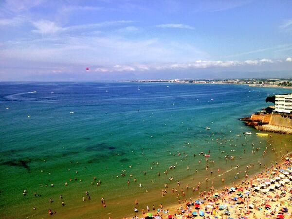 SesseMele's tweet photo. Domingo en la playa con @Carlotting @pul_EvaMaria @NoeliaRams7 ,todo se ve diferente #Salou http://t.co/abAG7iOTMw