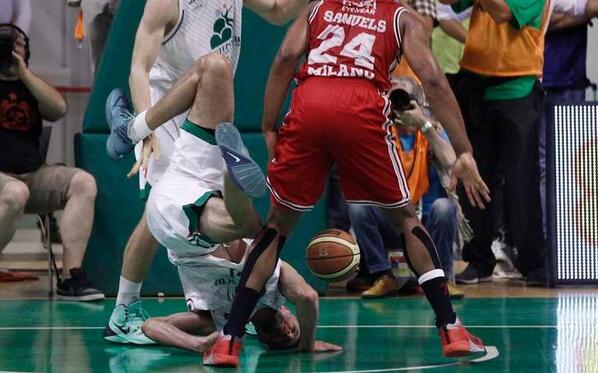 La spaventosa caduta di Tomas #Ress (foto <a href="/LazzeroniPaolo/">Paolo Lazzeroni</a>)
MA IL CAPITANO NON MOLLA MAI
#imieiplayoff