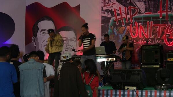 RapPresent_ID's tweet image. Lanjut!! Stage panas!! Joged2 ala..

S.I.L.Y
#supporthiphoplokal 
#HipHopUnity 

POSKO COKRO 100 MENTENG