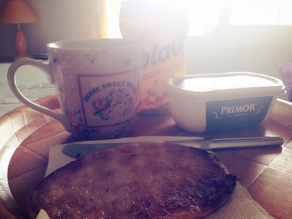 Carmen_mglz's tweet photo. Hoy desayuno en una tacita especial! @_MariaMacias 😘😘 http://t.co/dmxyBZHXyj