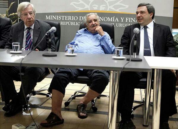 mwasa's tweet photo. Uruguay President holding meeting with his ministers. Why he is the world's "poorest" leader http://t.co/gCDtU2Lldg http://t.co/eliKcNljf3