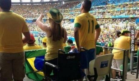 _Paisajes_'s tweet photo. Que bueno que la FIFA se preocupe por vender lugares para discapacitados, así podemos tener milagros como este http://t.co/CfJ9S6PiNB