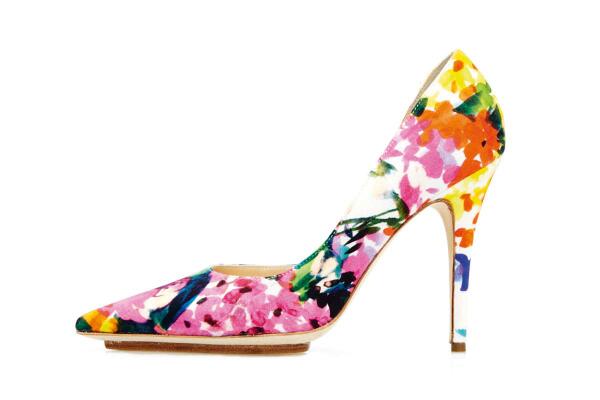 VogueSpain's tweet photo. Las flores se vuelven eternas sobre la seda de estos salones de #Blugirl en #30ZapatosDeJunio. http://t.co/BowvEgChal http://t.co/CMtqUtTD40