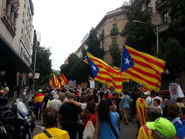 manelmarquez's tweet photo. Más fotos #Barcelona Miles marchan x #Republica #autodeterminacion #NiPacteNiRei #CapPacteCapRei "El pueblo decide" http://t.co/giJ31fABQg