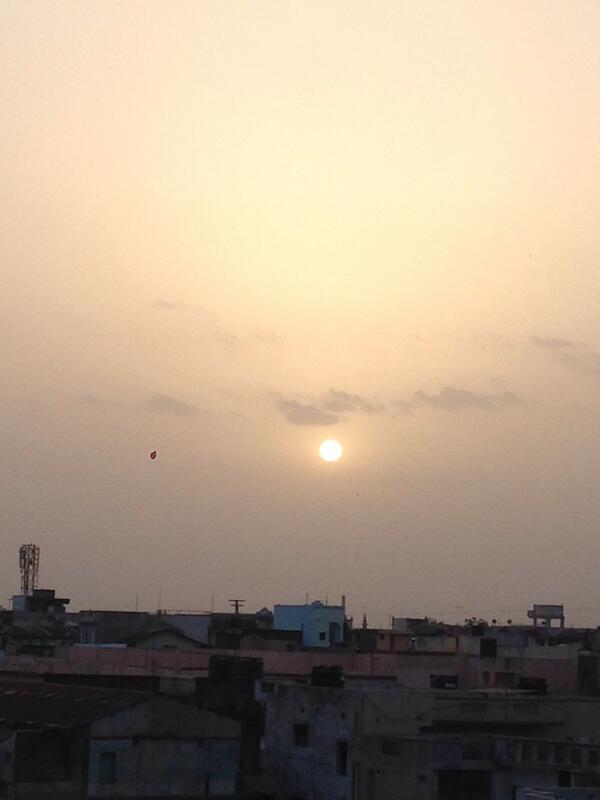 beingpranavS's tweet photo. Sun set by me 😂😂😂 http://t.co/TJiCR8oSHy