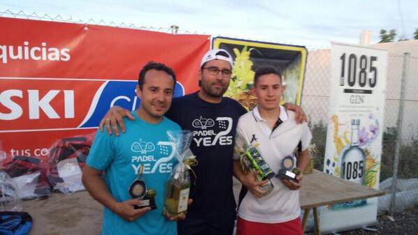 PadelYepes's tweet photo. Fotos de los campeones y subcampeones del torneo!! http://t.co/Q0uTGIPHht
