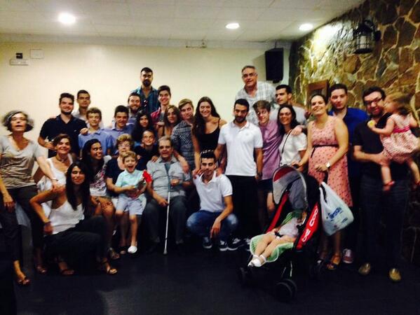 guilleVivoL4's tweet photo. Gran día con la familia López en gran parte gracias al gitano de @Miguel_lops 
Familia GRANDE en todos los sentidos! http://t.co/0cCEd0ldV0