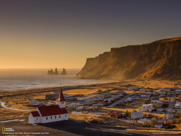 NatGeo's tweet image. Iceland's Vik Beach is captured at the golden hour: on.natgeo.com/1lJCbYO