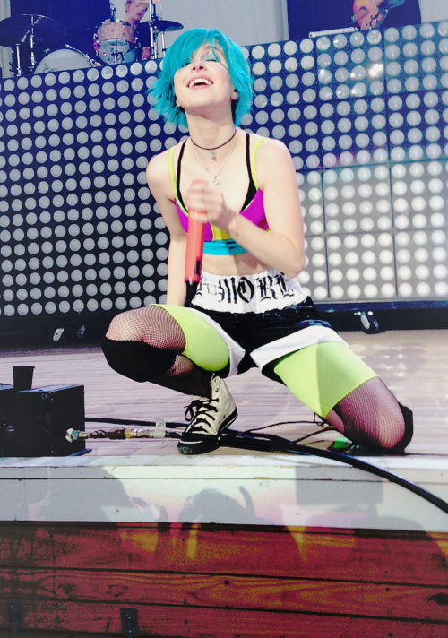 paramorebr's tweet photo. Fotos e vídeos do segundo show da #MONUMENTOUR já estão disponíveis: http://t.co/imp1ITpdd5 http://t.co/h33rkp85nP