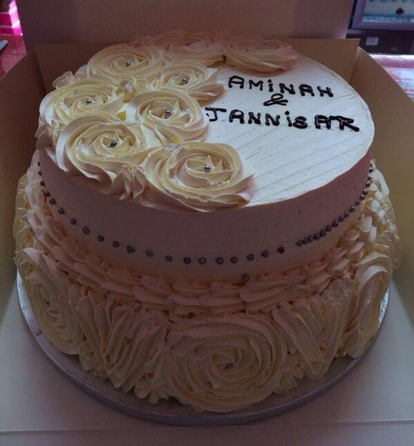 egglesscakeshop's tweet photo. Nikah cake for a newly wed couple http://t.co/lYYu5QH9RP