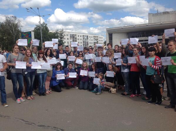 yaroland57's tweet photo. #SaveDonbassPeopleFromUkrArmy

Сегодня на площади Ленина #Орел собрался, чтобы поддержать Юго-Восток Украины. http://t.co/KFDrxuvO0j