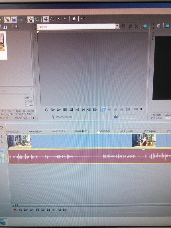 Tech_Cream's tweet image. Editing my first video , i don't understand Sony Vegas 12 :p #helpme #editing