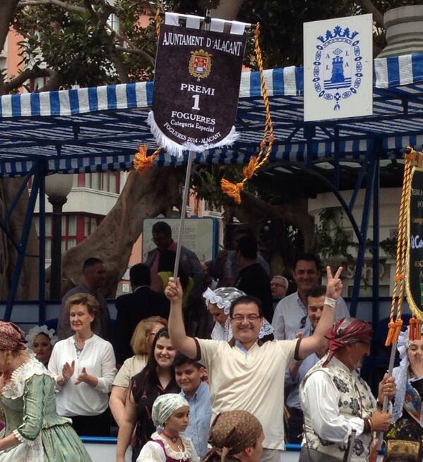 Así celebraba @CreacioB el primer premio conseguido con la Foguera Carolinas Altas.