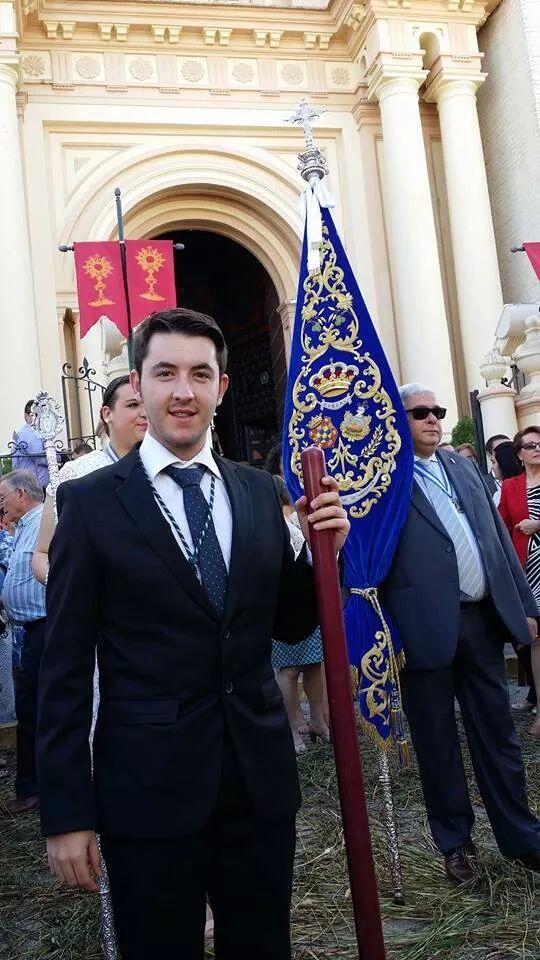 Nuestra Junta y parte del Grupo Joven acompañan al Paso de la Custodia en un precioso día.