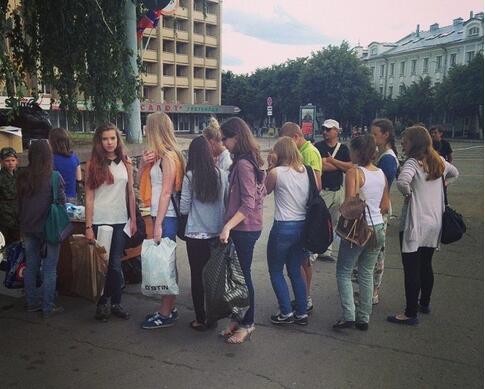XeniaStaxovsy's tweet photo. Очереди возникли на сдачу помощи Донбассу #SaveDonbasPeopleFromUkrArmy http://t.co/UkdyGYehwR