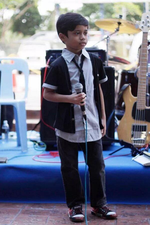 ShiekhBaseerCP2's tweet photo. Kecik nk nyanyi.. Tolong tepi sikit2.. Hehe http://t.co/MMo6e5NScH