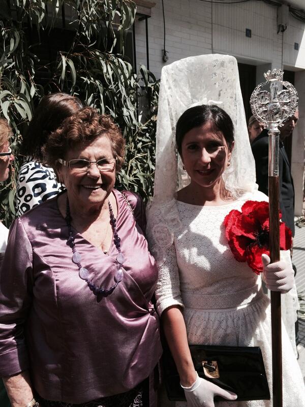 esperanzacort11's tweet photo. @NoemiPerzHdez y @anaperher2 ahí la tenéis, con 81 años y haciendo la procesión del corpus enterita! Puede con todo! http://t.co/cuZ5qst4hy