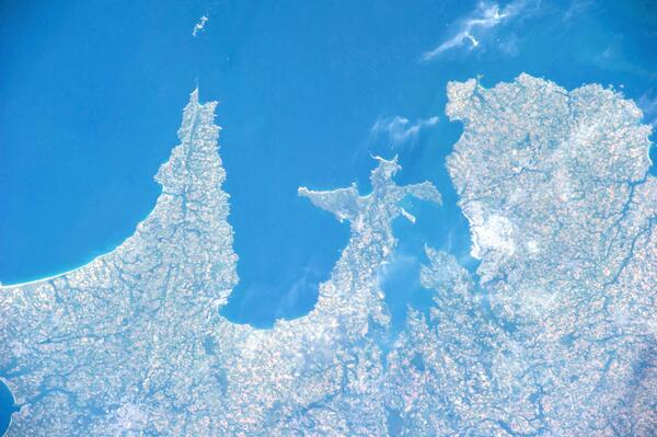 Brigitte_Ba's tweet photo. La pointe du #Finistère, vue depuis la Station spatiale internationale le 15 juin http://t.co/DjPz8pie3k via @PC0101 #Bretagne