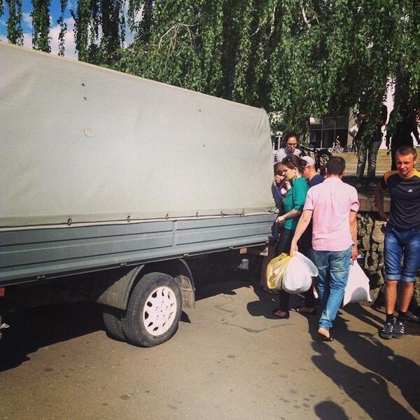 bendmol's tweet photo. #SaveDonbassPeopleFromUkrArmy

Гуманитарная помощь отправляется из #Орла на Восток Украины. http://t.co/x8aqBUBbz7