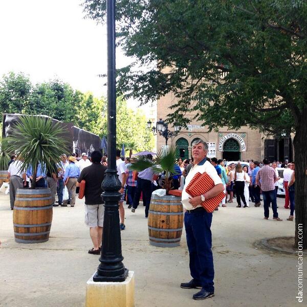 Llegó la hora de la #corrida en y nos encontramos con un gran ambiente en los alrededores de la plaza <a href="/torosgranada/">Plaza Toros Granada</a> .