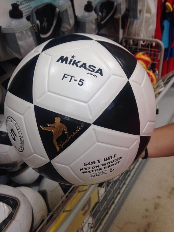 colgadosfutbol's tweet photo. “@colgadosvintage: RT si te dejaste alguna neurona golpeando un balón Mikasa como este... http://t.co/iZg96upKbS”