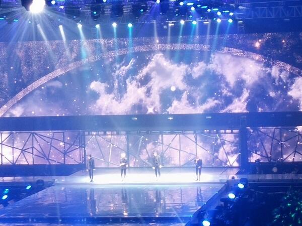 koreanscoop's tweet photo. The last song SHINee - Selena 6.23 #SWC3JKT #SWC3INA #SWCIIIJKT they ask us to swing our hands.. http://t.co/7XGWoUFJug