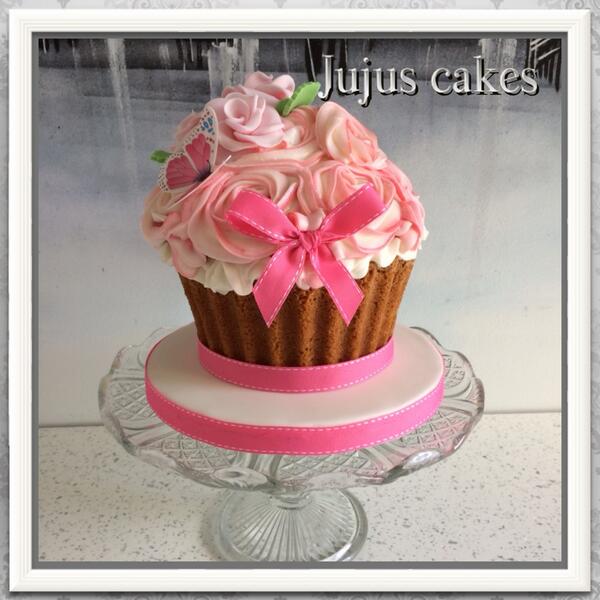 Giant cupcake and matching cupcakes