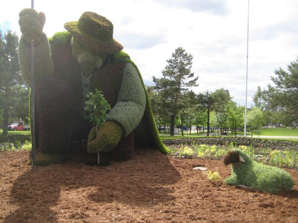sommetsanim's tweet photo. L'homme qui plantait des arbres a fait son apparition dans le parc des Faubourgs à Montréal. #fredericback http://t.co/bfhnKYwdnf