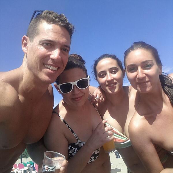 pontanes77's tweet photo. Estrenando verano #musicaendirecto #cubatas #sol #welovesun♡♡ @patriciaperez21 @VALLEMC @campos_kiki @virgnia2310 http://t.co/HiyajBZFq6