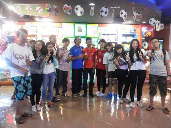 z2_crew's tweet photo. Bersama staf dan karyawan Zone2000 Jambu Dua Plaza http://t.co/QQzc6Yb1F5