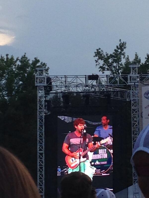 laina256's tweet image. What a great 2 songs before a storm!