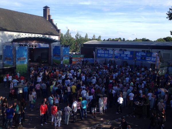 UH_Ambiance's tweet photo. De theaterplaats begint al aardig vol te raken terwijl René Schuurmans het publiek laat meezingen en springen. http://t.co/46ZQgCbTm2
