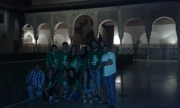 dgeUGR's tweet photo. Anoche los ganadores de #GymkhanaDGE en la visita nocturna a la Alhambra http://t.co/fKQJTjpijb