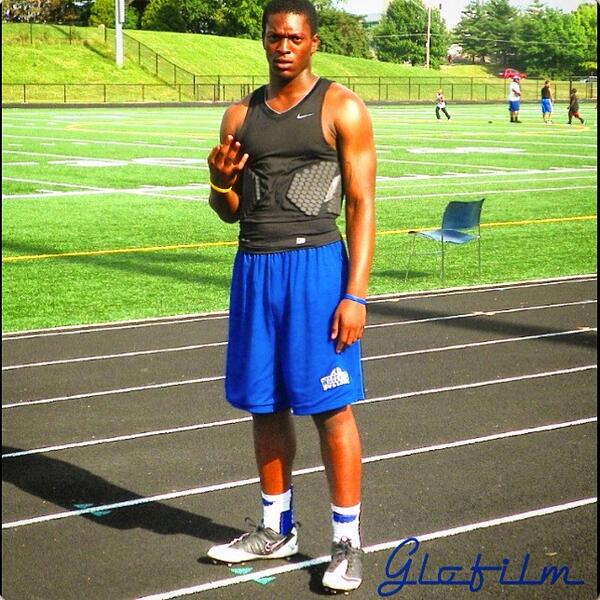 FilmGlo's tweet photo. @Fanonyuballhard at his 7 on 7 http://t.co/FZ4AvSVDk8