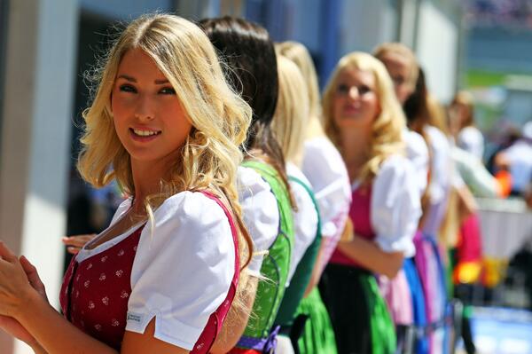 #F1 Grid Girls Photos - 2014 #AustrianGP thisisf1.com/2014/06/22/gri… via <a href="/ThisisF1/">Así es la F1</a>