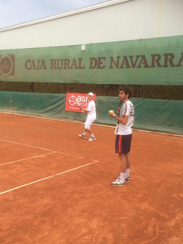 Calentamientos intensos en <a href="/Tenis_pamplona/">Club Tenis Pamplona</a> preparando los partidos d mañana, <a href="/Iker_A_G/">Iker Aguirre</a> trabaja con <a href="/Robertherrera96/">ROBERT HERRERA</a>